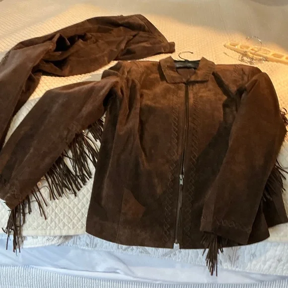 Elegant Brown Suede Fringe Jacket - Picture 9 of 10